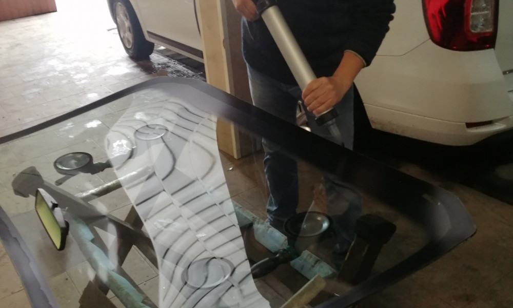 подготовка лобового стекла к установке на сервисе радужная 49 замена ветрового стекла киев